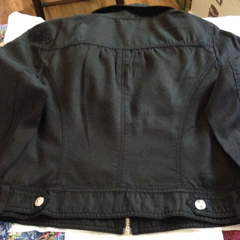 The Perfect Light Weight Jacket🌷 - Picture 3 of 3
